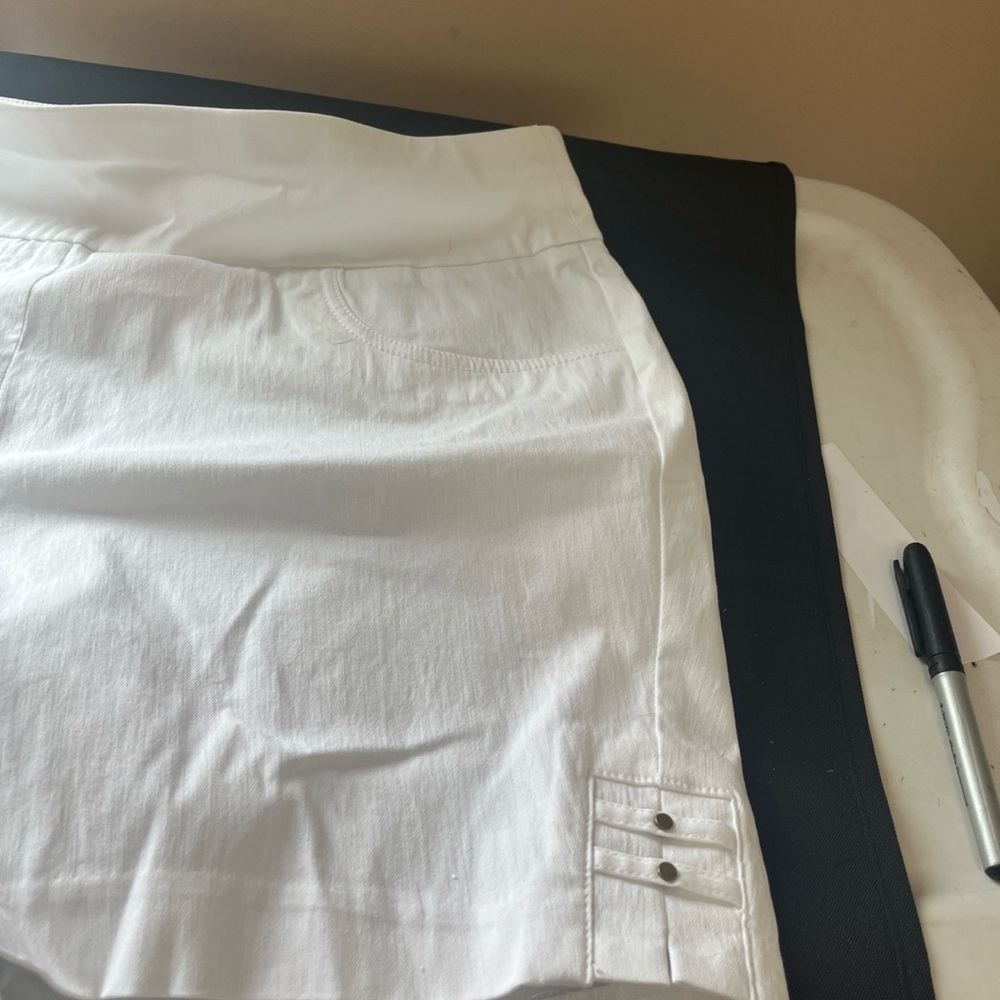 Hearts Of Palm Woman’s White Shorts 16w